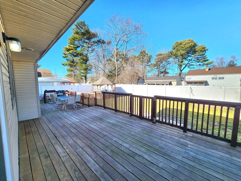 Building Photo - 30 Wilson St