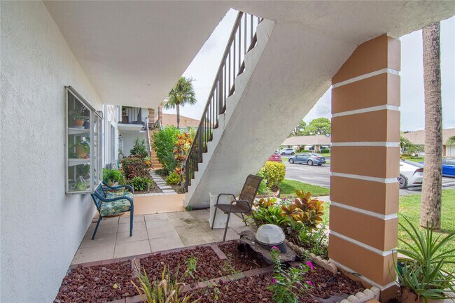 Building Photo - 1217 S Lakes End Dr