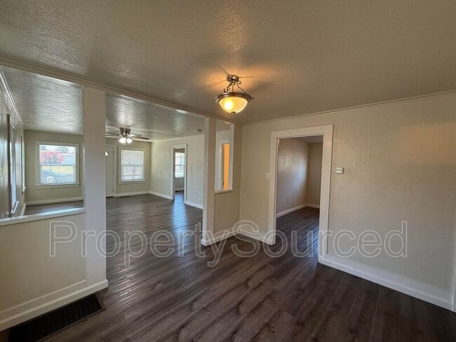 Building Photo - 208 N Acacia Ave