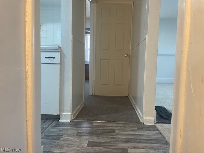 Building Photo - 958 E Wilbeth Rd