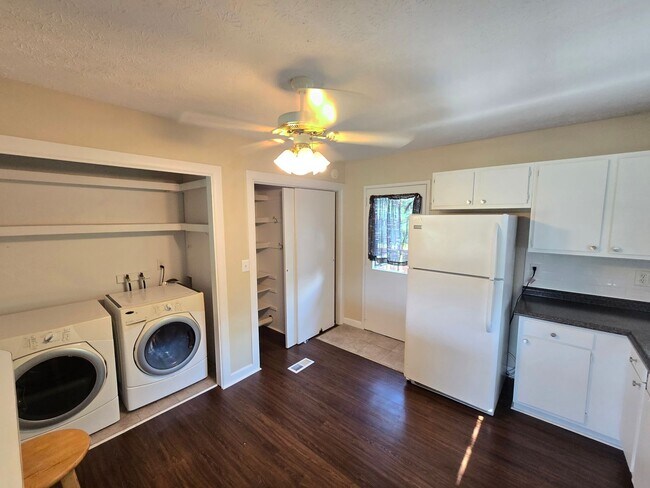 Building Photo - YOU CAN STOP YOUR SEARCH! Jeffersontown / Jtown Rental with 3 Bedrooms, 1 Full Baths, Ranch, 1 Ca...