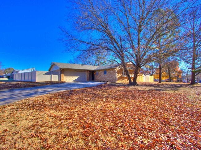 Building Photo - 3 Bed 2 Bath 2 Car Garage in Shawnee!