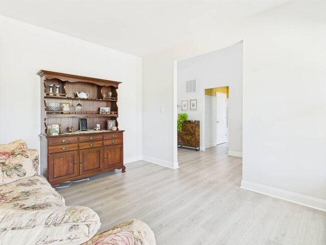 Building Photo - Stunning 5 Bedroom 4.5 Bathroom Located in...