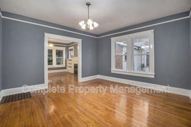Building Photo - 728 41st St