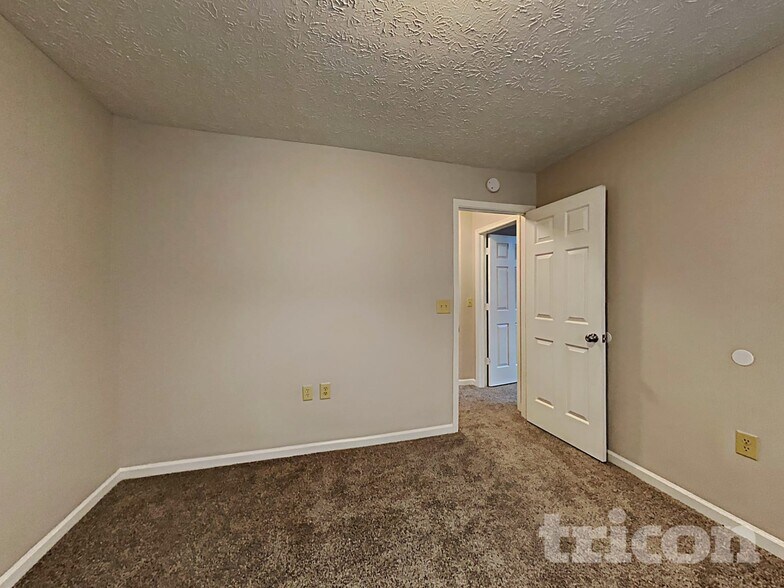 Building Photo - 910 Claiborne Ln