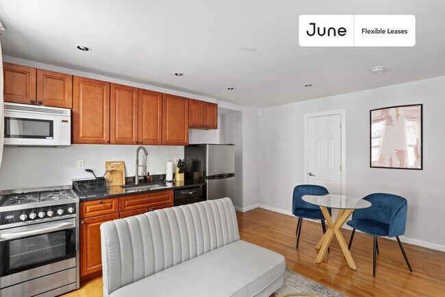 Building Photo - 226 E 7th St