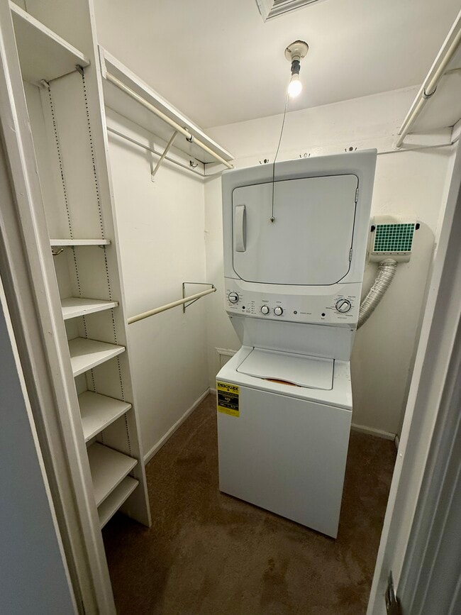 Building Photo - 991 Manor Ln