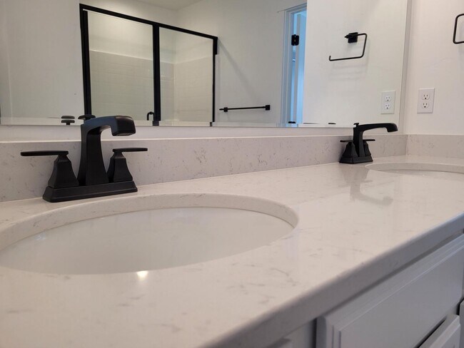 Building Photo - Stunning Newer Home In Caldwell!