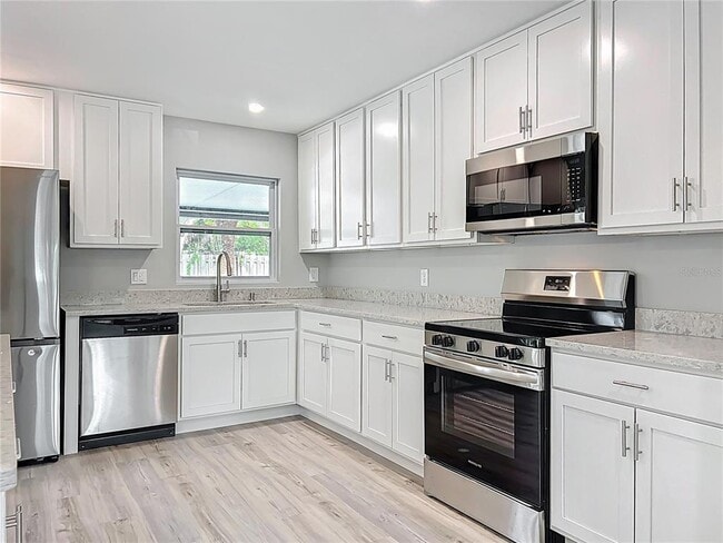Building Photo - 8676 Hillside Dr