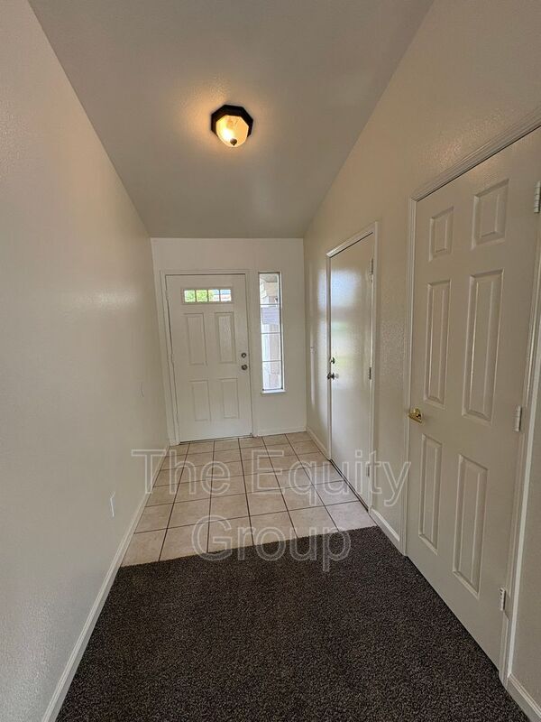 Building Photo - 723 N Simon St