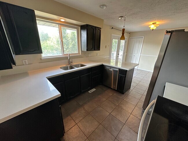 Building Photo - Orem - Single Family (Double kitchen)