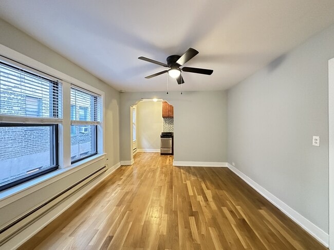 Building Photo - 430 W Roscoe St