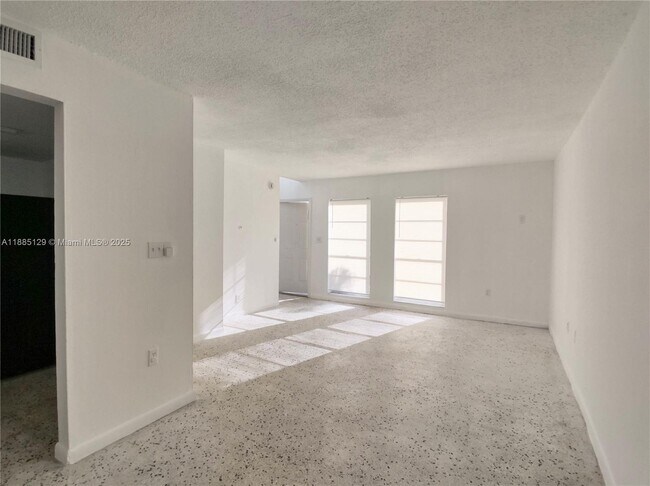 Building Photo - 921 SW 7th St