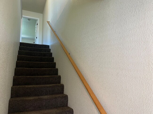 Building Photo - Very Nice 3 Bedroom 2.5 Bathroom Townhome ...