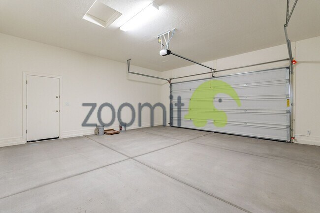 Building Photo - Beautiful Views!