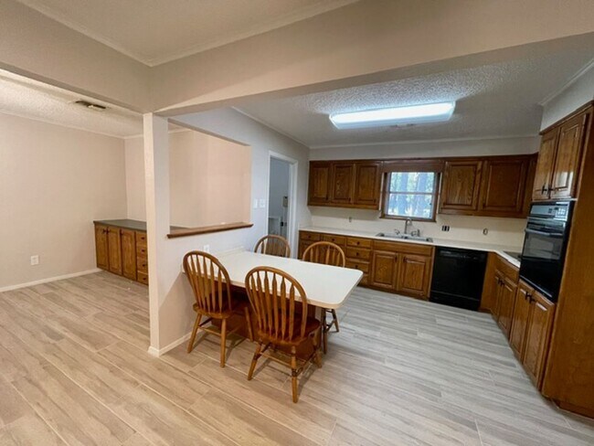 Building Photo - Quiet Community Living in Elm Mott