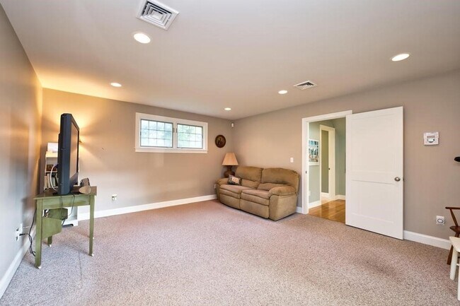 Building Photo - 73 Bayside Ave