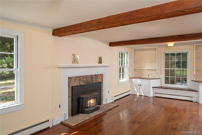 Building Photo - 332 Quaker Hill Rd