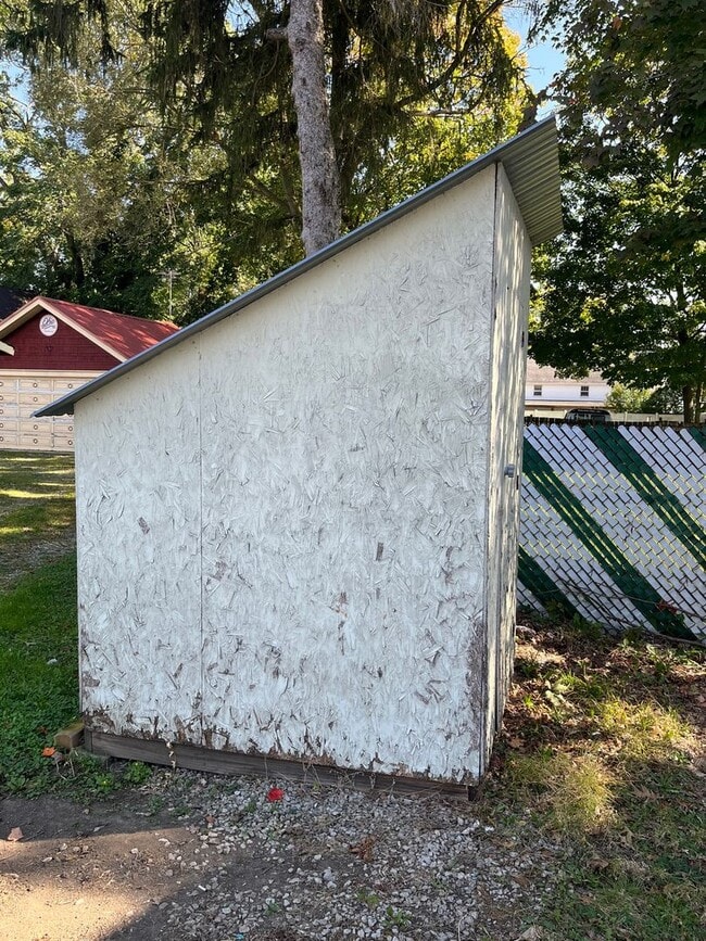 Building Photo - Three Bedroom Home