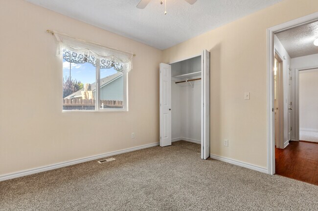 Building Photo - 2119 W Roberts Ave