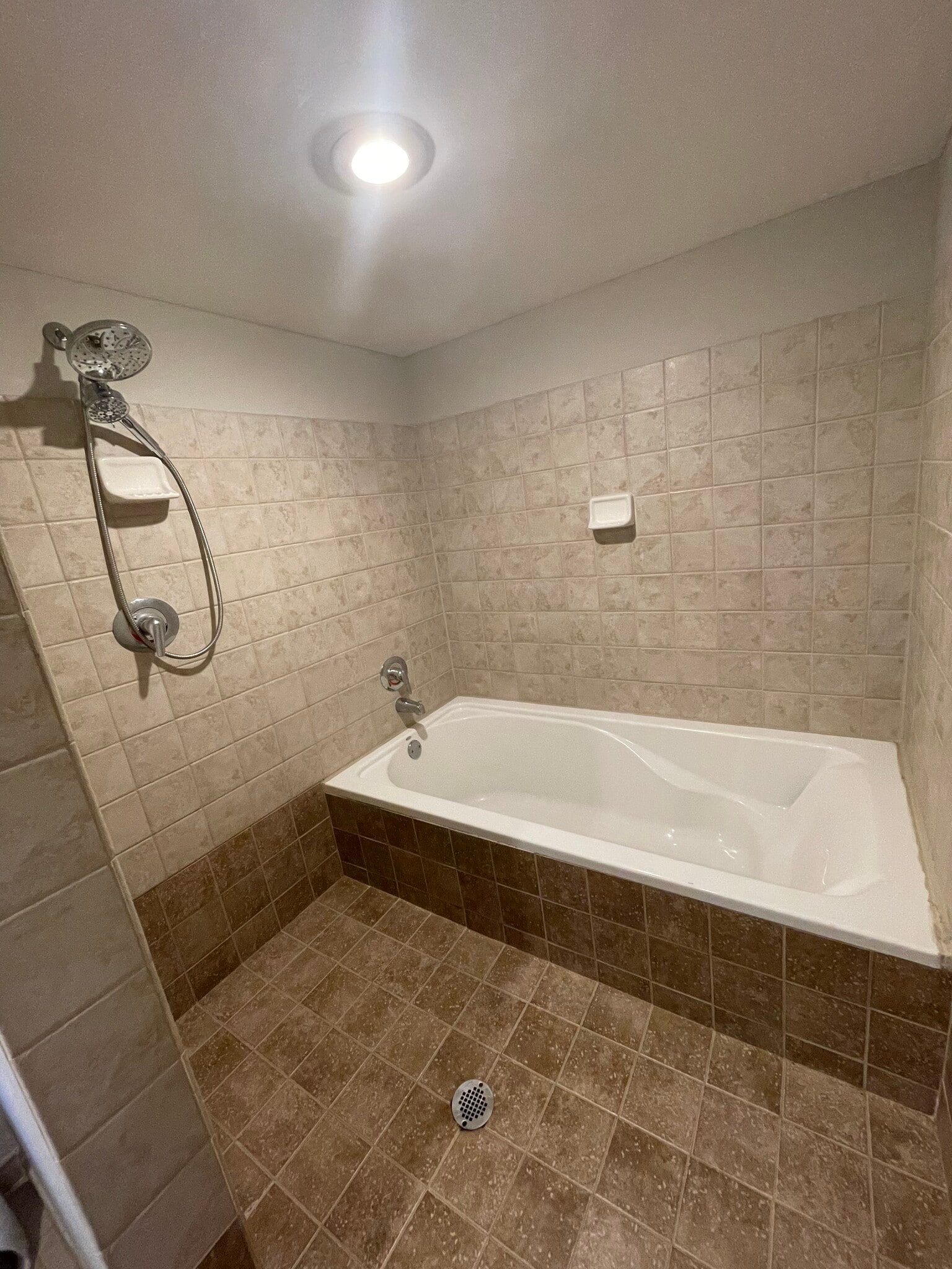 Separate shower and bathtub - 572 Edgewood Ave NE