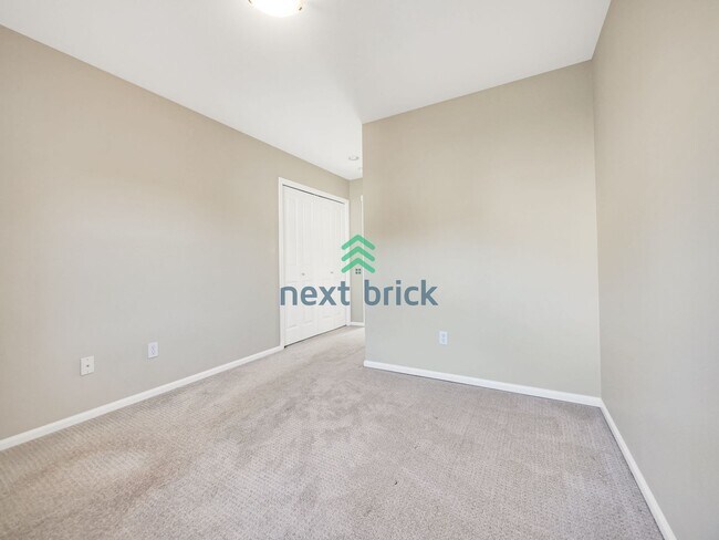 Building Photo - 5 Bed and 3.5 Bath Single-family Home is A...