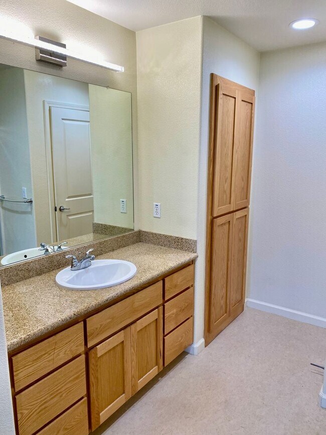 Building Photo - Modern Tri-Level Townhouse