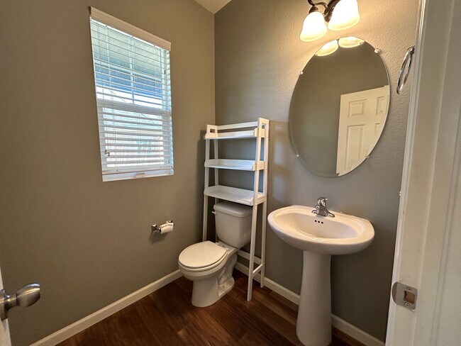 Building Photo - Beautiful 5-bedroom House in the Saddle Rock Area