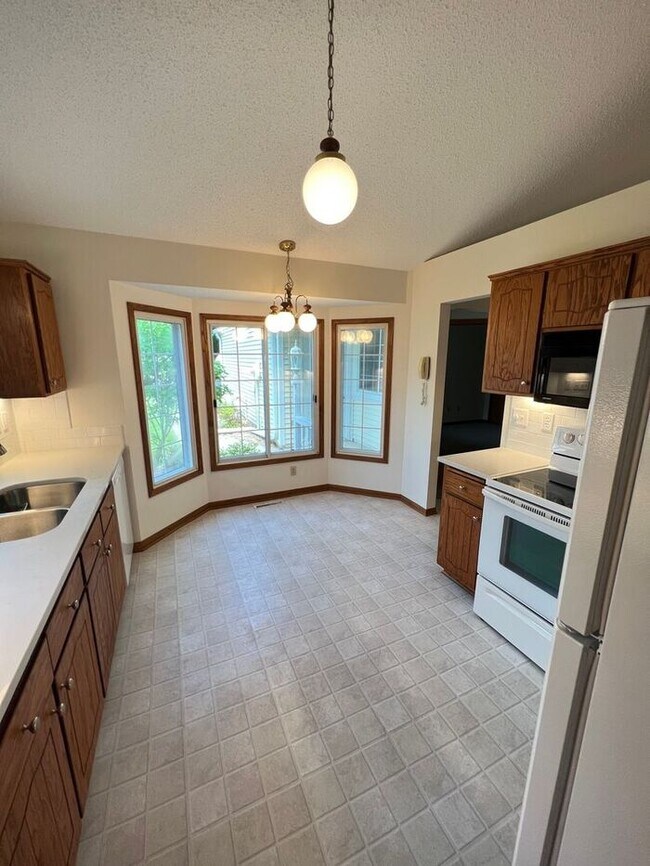 Building Photo - End Unit Single Level Townhouse, New Floor...