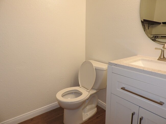 Building Photo - Lovely 2 bedroom townhouse