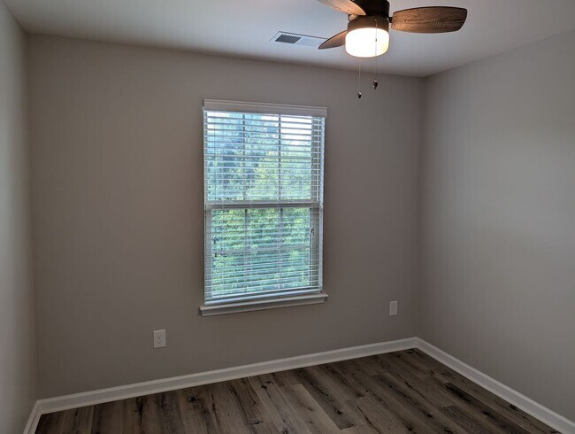 Building Photo - Move-in ready, Townhome Located in the Cit...