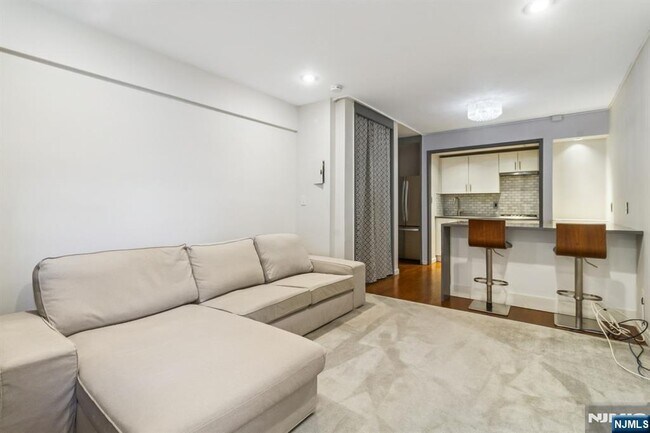 Building Photo - 3050 Edwin Ave