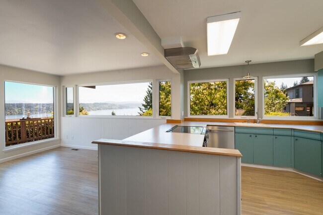 Building Photo - Exceptional Bellevue Home | Lake Sammamish Views | 5 Bed | 3 Bath | 3,380 Sq Ft