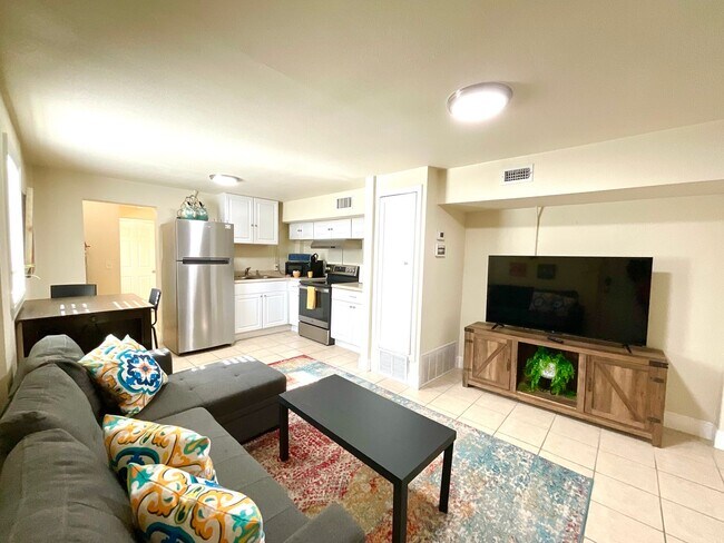 Building Photo - 319 S Olive St