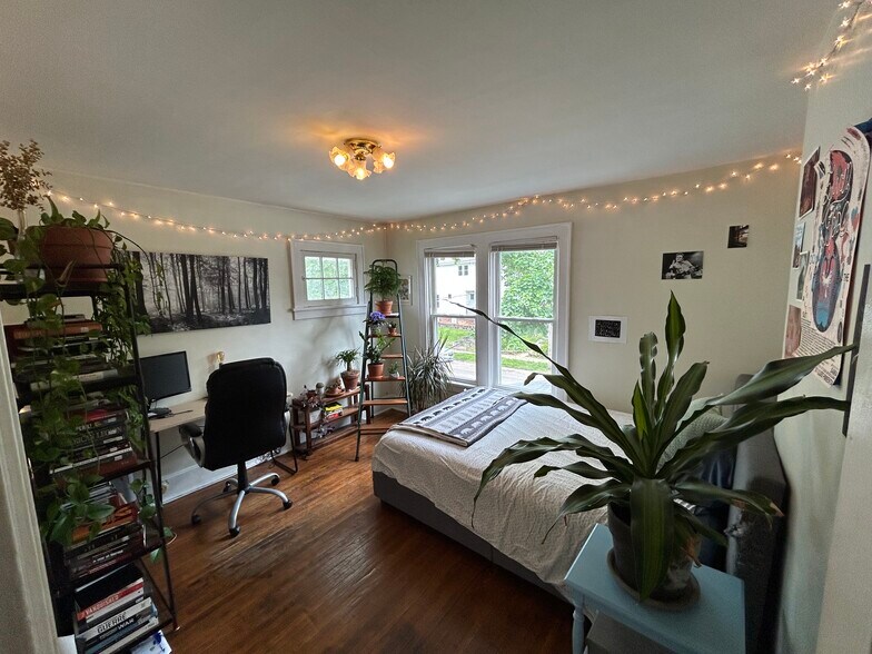 Front bedroom - 2441 Medary Ave