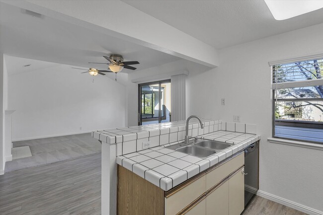 Building Photo - Upstairs Condo with Garage