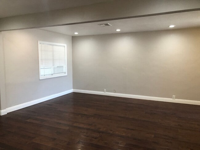 Building Photo - 4 BEDROOM / 2 BATH SINGLE FAMILY HOME W/ CASITA