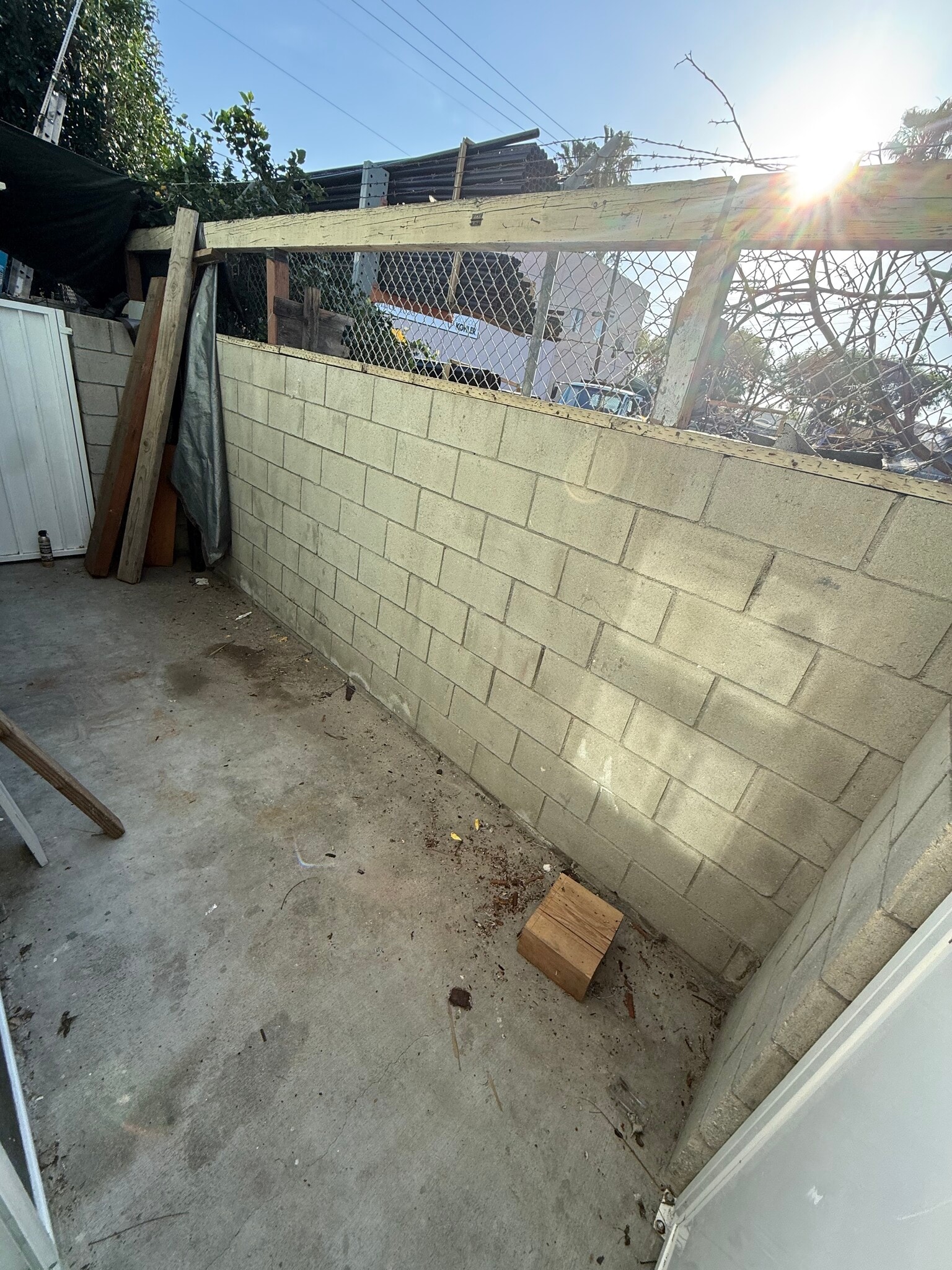Private patio - 14642 Calvert St