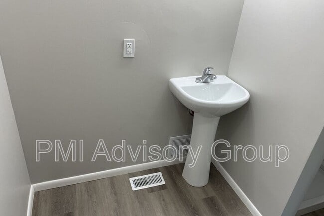 Building Photo - 602 SE 37th St