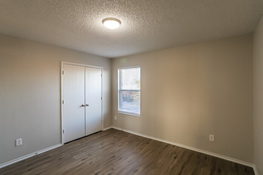 Building Photo - 16101 Hollyhill Ct