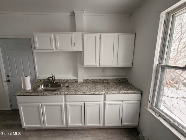 Building Photo - 15 James St