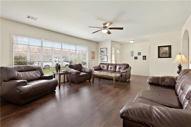 Building Photo - Duplex 11 Bedrooms 6 Baths Available August 2025