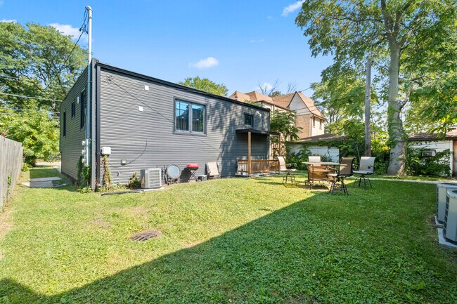 Primary Photo - 2307 Lake St