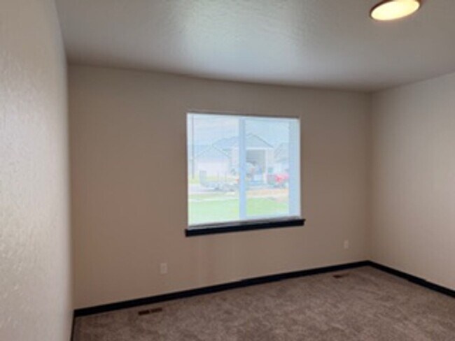Building Photo - 12037 N Lennon Ln