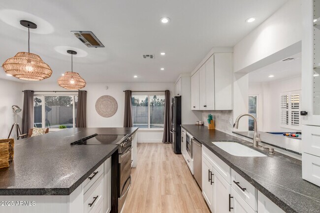 Building Photo - 5253 E Beck Ln