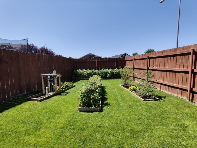 Building Photo - West Kennewick Location Close to Freeway A...