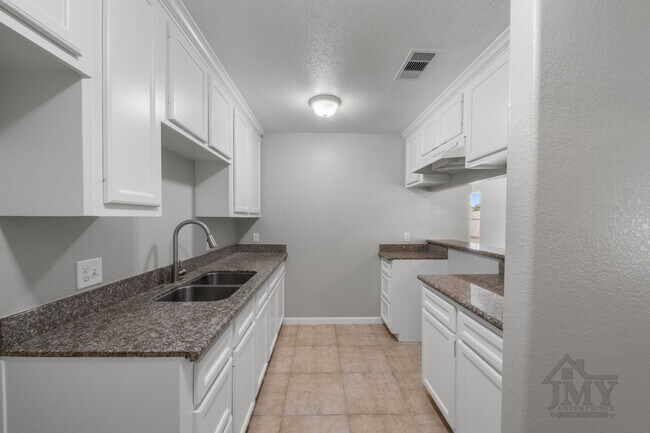 Building Photo - Duplex For Lease