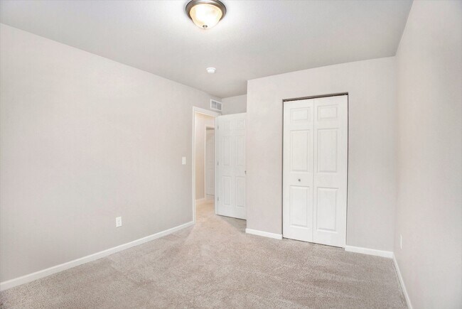Building Photo - Immediate Occupancy Available!