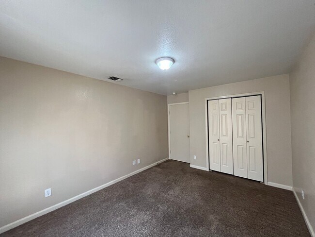 Building Photo - 5202 Fountain Lake Dr