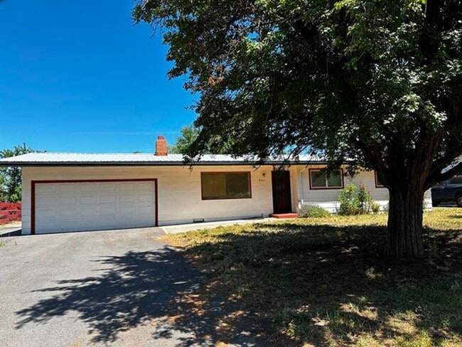 Building Photo - 3 Bedroom Home
